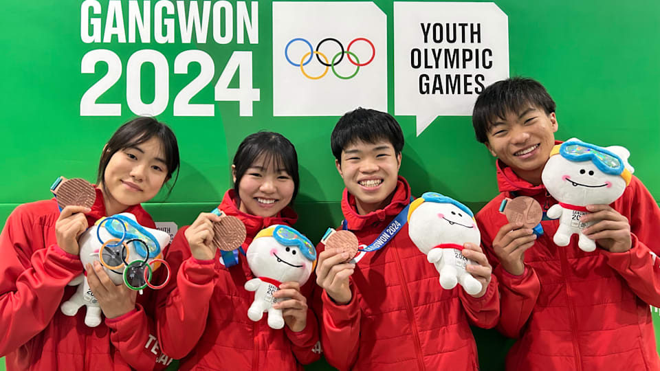 ショートトラック混合団体リレーで銅メダルを獲得した日本代表チーム。左から井上暖乃美（ののみ）、吉澤葵、渕上結太、鬼田来人（きだ・らいと）＝2024年1月24日、江原2024冬季ユースオリンピック