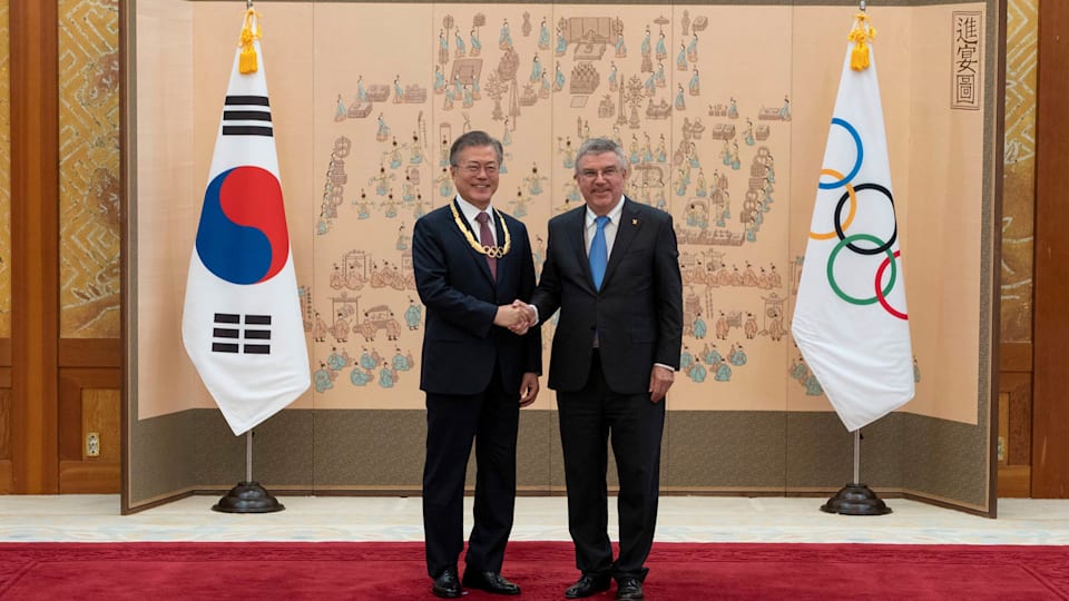 Le président sud-coréen reçoit l’Ordre olympique du président Bach. Les deux dirigeants parlent du succès de PyeongChang 2018 et de leur coopération future 