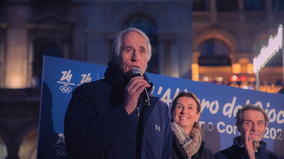 Giovanni Malagò mentre parla al microfono in piazza Duomo 