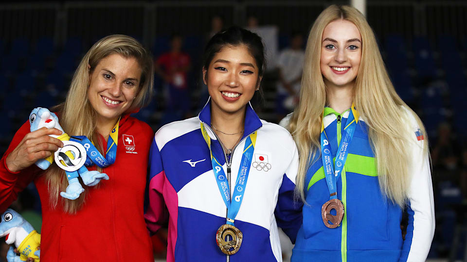 初開催の大会で初代女王となった野中生萌（中央）