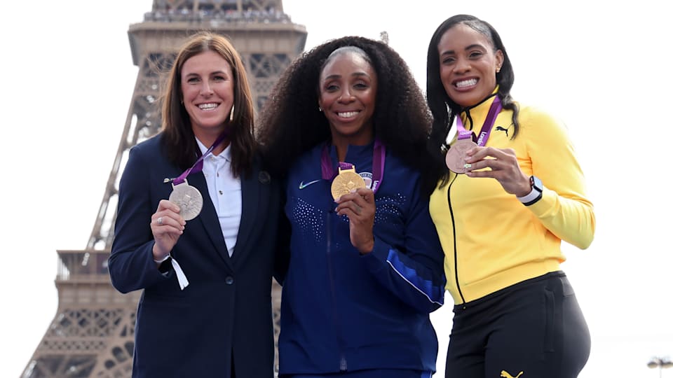 Zuzana Hejnova de Tchéquie, Lashinda Demus des États-Unis et Kaliese Spencer de la Jamaïque reçoivent les médailles d'argent, d'or et de bronze du 400 m haies féminin des Jeux olympiques de Londres 2012 lors d'une cérémonie de réattribution des médailles le quatorzième jour des Jeux Olympiques de Paris 2024 à Champions Park le 9 août 2024 à Paris, France.