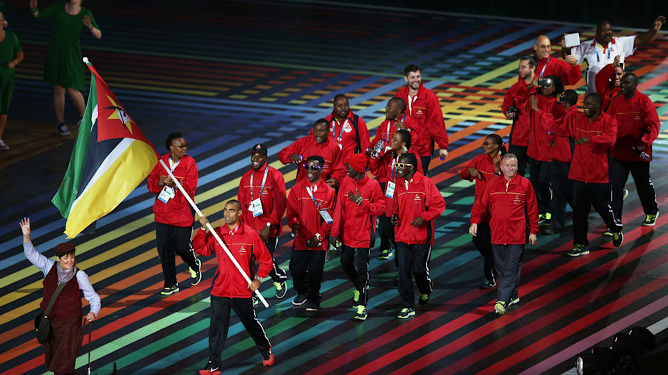 Kurt Couto, porta-bandeira de Moçambique, conduz o pavilhão do país durante a Cerimônia de Abertura dos Jogos da Comunidade Britânica de 2014, em Glasgow, na Escócia