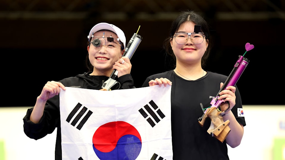 Oh Yeji - Kim Yejin air pistol