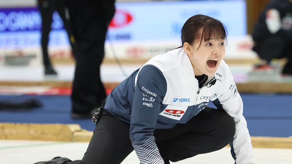 カーリング日本選手権2204／女子1次リーグ・指示を出すSC軽井沢クラブの上野美優