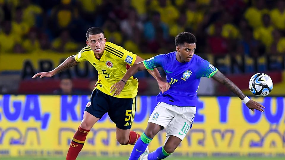 Atacante Rodrygo, da seleção brasileira, disputa bola contra rival colombiano em partida das Eliminatórias da Copa disputada no dia 16 de novembro de 2023
