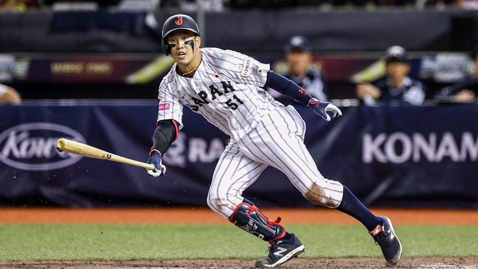 国内外の人気集結！ 侍ジャパン、アメリカ合衆国に9-1で勝利…小園海斗が2打席連続 応援グッズ