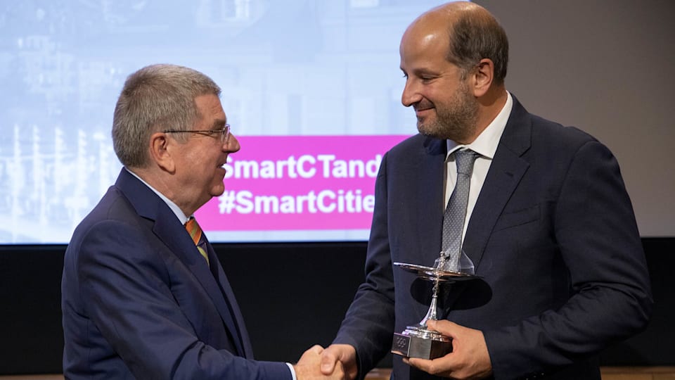 Le président du CIO décerne la Coupe olympique à l'Union mondiale des villes olympiques