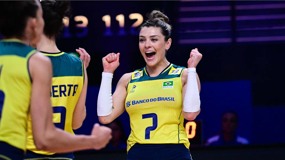 Brasil vira, vence a Itália e mantém invencibilidade no vôlei feminino