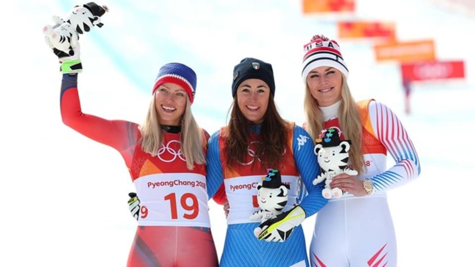 Foto di Sofia Goggia insieme ad altri due atlete Olimpiche