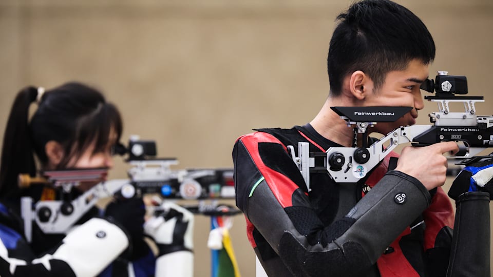中国步枪射击运动员黄雨婷和盛李豪在杭州亚运会比赛中