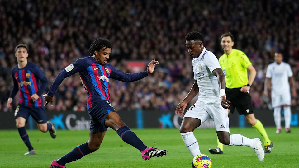 Jules Kounde e Vinicius Júnior em duelo entre Real Madrid e Barcelona