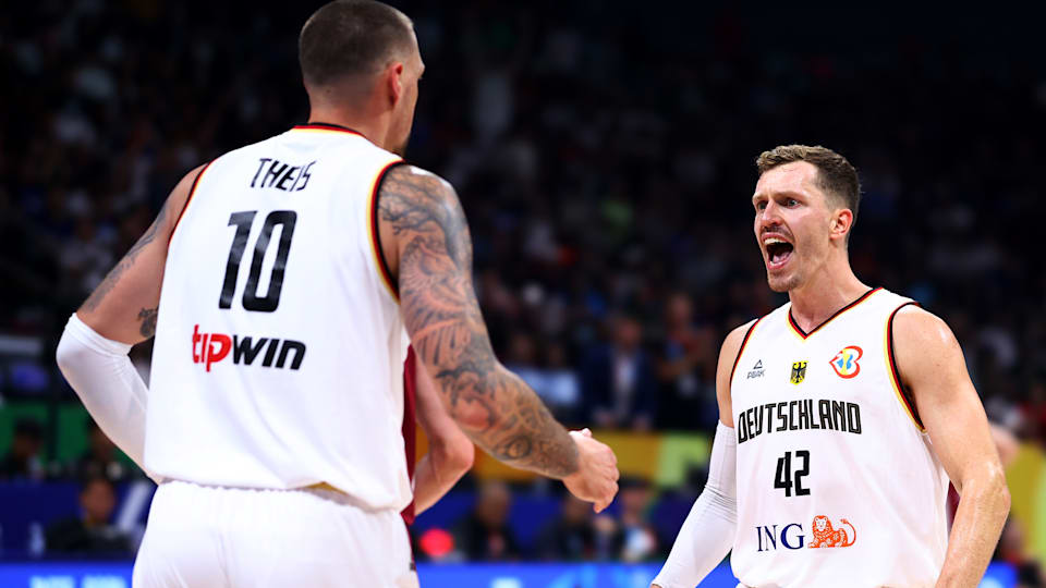 Daniel Theis (li.) und Andreas Obst sind die Protagonisten des Testspiels-Erfolgs der DBB-Herren gegen die Niederlande