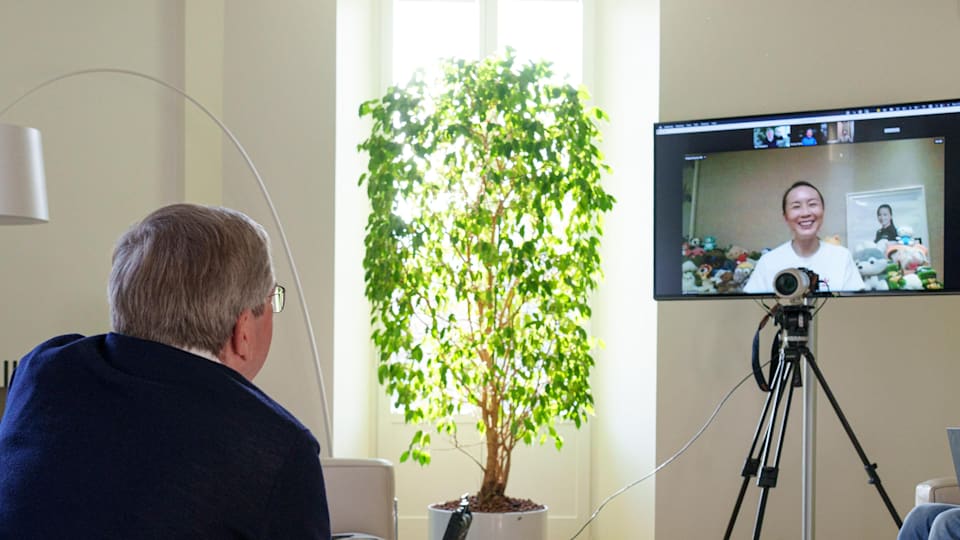 Le président du CIO et la présidente de la commission des athlètes du CIO tiennent un appel vidéo avec Peng Shuai