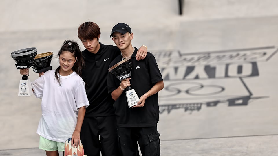 オリンピック予選シリーズ ブダペスト大会で小野寺吟雲（左）、白井空良（右）と喜ぶ堀米雄斗（中央）