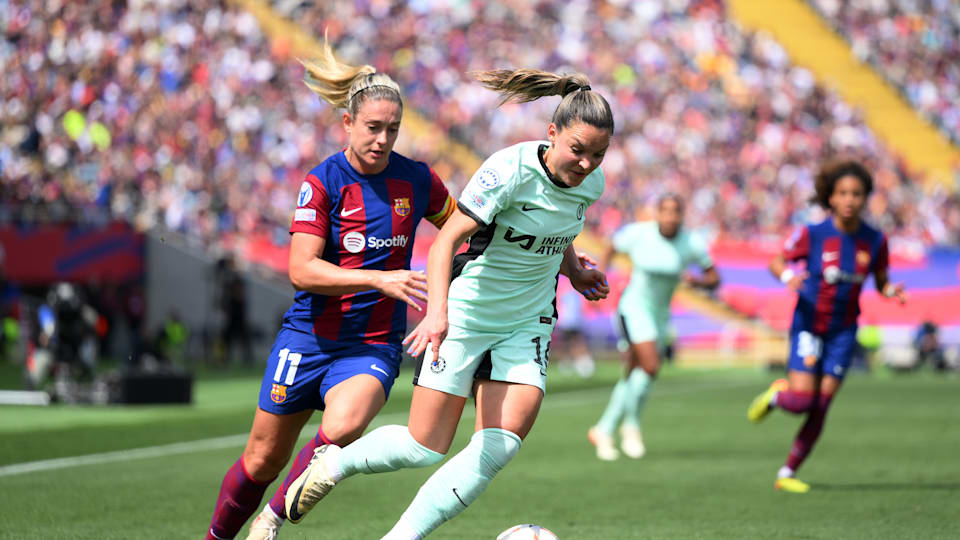 Johanna Rytting Kaneryd del Chelsea se enfrenta a Alexia Putellas del Barcelona en juego de ida, semifinales UEFA Women's Champions League 202324