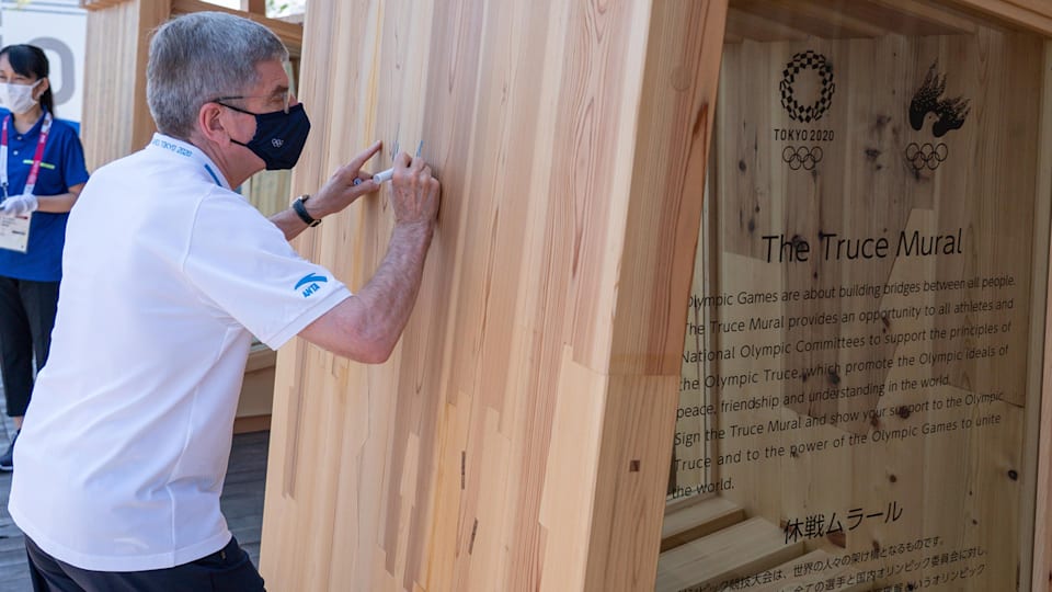 Les athlètes de Tokyo 2020 invités à montrer leur engagement à construire un monde pacifique par le sport en signant la fresque de la Trêve olympique