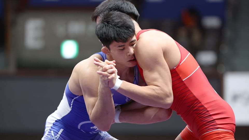 全日本レスリング2023／男子グレコローマンスタイル67kg級決勝、遠藤功章（右）と組み合う曽我部京太郎