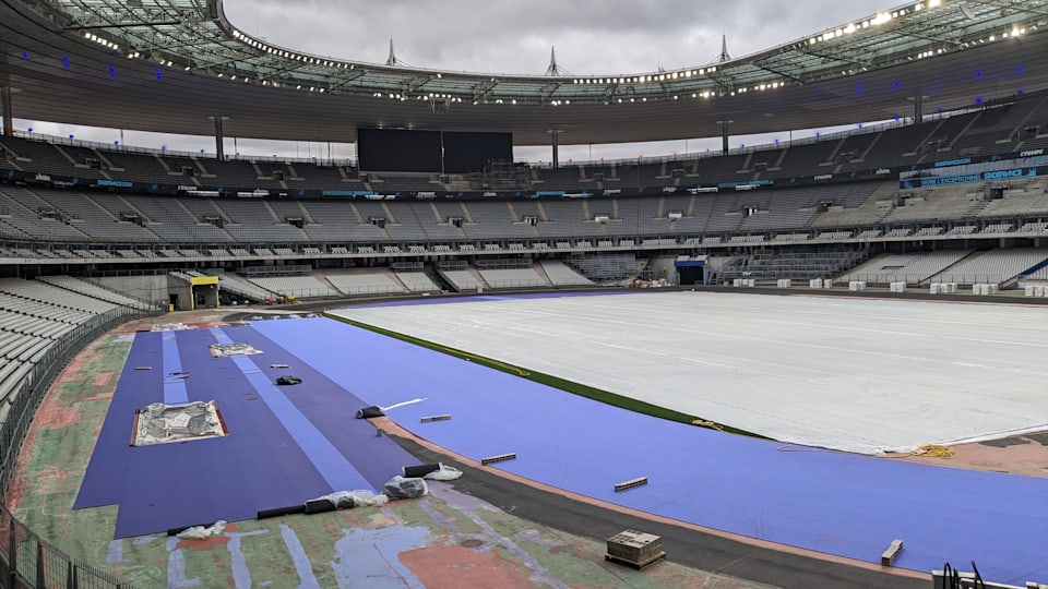 Installation of the track at the Stade de France