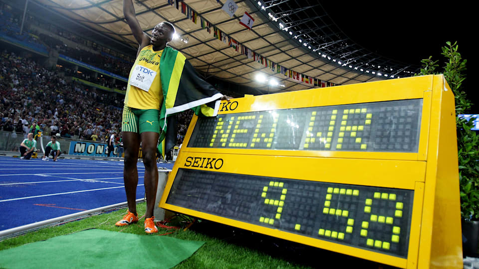 Usain Bolt dopo aver battuto il record del mondo dei 100 metri a Berlino, nel 2009.