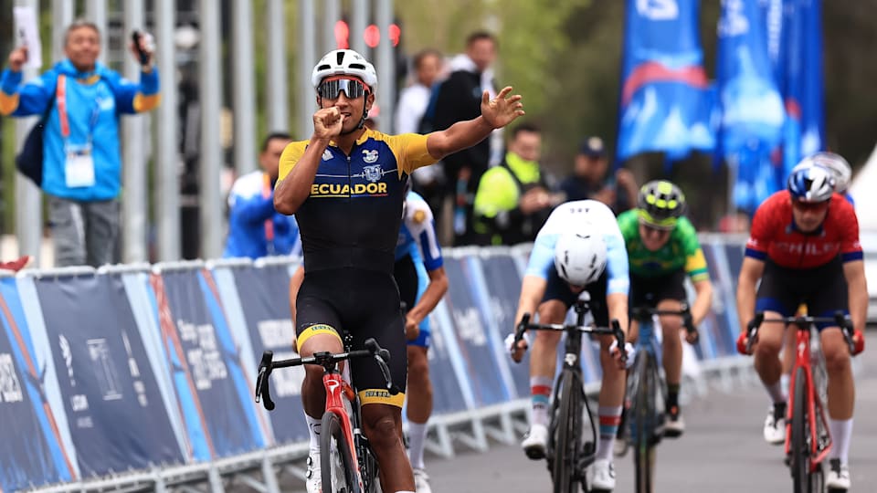 Jhonatan Narváez de Ecuador cruzar la meta por el oro, final masculina de ciclismo de ruta, Santiago 2023