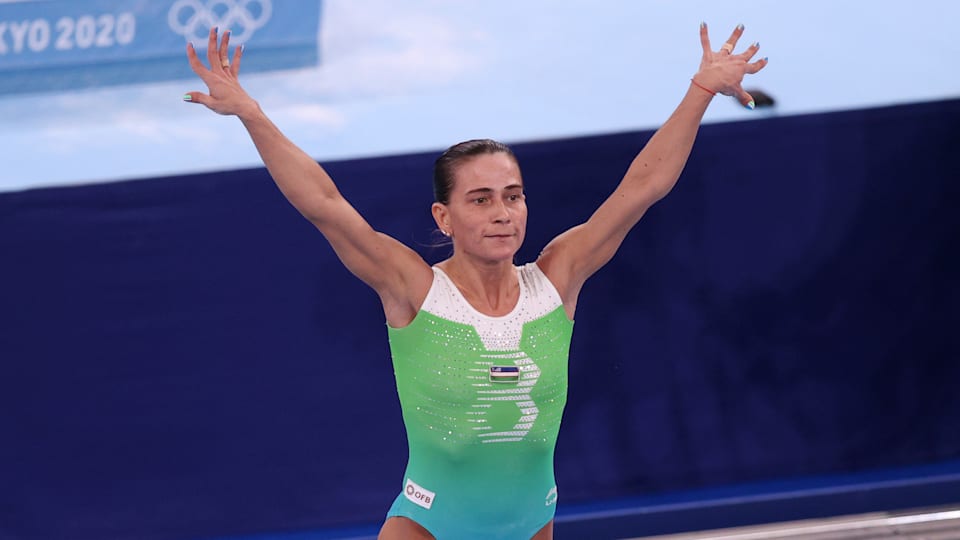 Oksana Chusovitina de Uzbekistán compite en salto, Juegos Olímpicos de Tokio 2020