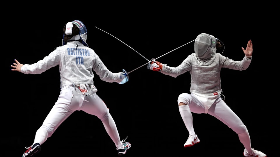 Michela Battiston - Italia (L) gareggia contro Jiyeon Seo - Repubblica di Corea (R) durante l'incontro per la medaglia di bronzo della sciabola femminile a squadre nell'ottava giornata dei Giochi Olimpici di Tokyo 2020 presso la Makuhari Messe Hall il 31 luglio 2021 a Chiba, Giappone.