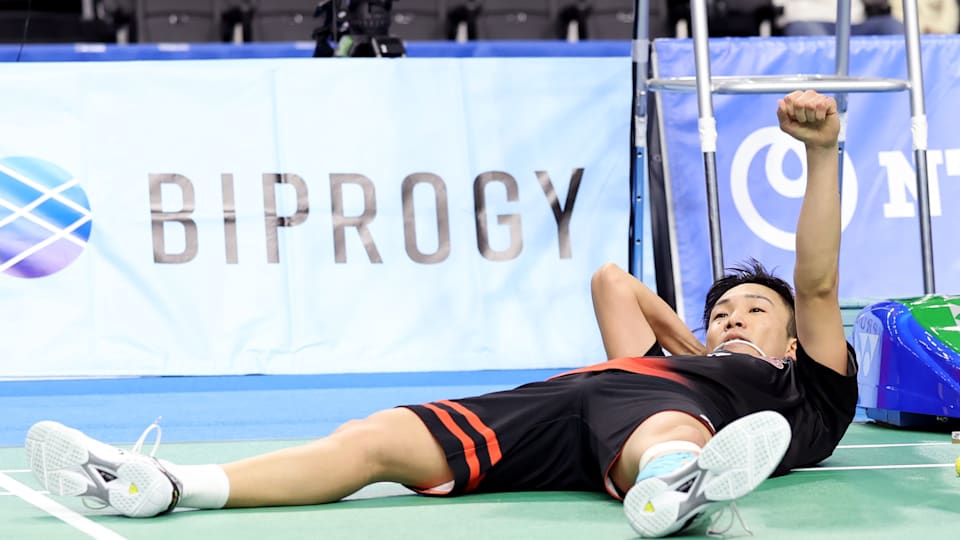 Badminton - BWF Kumamoto Masters Japan 2023: Momota Kento digs 