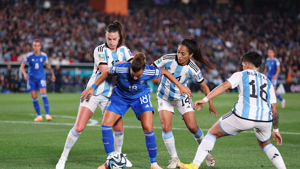 Arianna Caruso, de Italia, compite por el balón ante la defensa de Argentina en el Mundial Femenino de Australia y Nueva Zelanda 2023