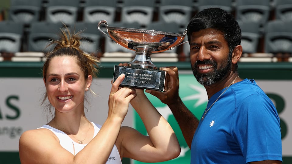 Rohan Bopanna celebrates his 2017 French Open title with Gabriela Dabrowski.
