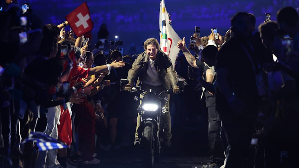 L'acteur et producteur de cinéma américain Tom Cruise roule sur une moto avec le drapeau olympique lors de la cérémonie de cl?ture des Jeux Olympiques de Paris 2024 au Stade de France le 11 ao?t 2024 à Paris, France