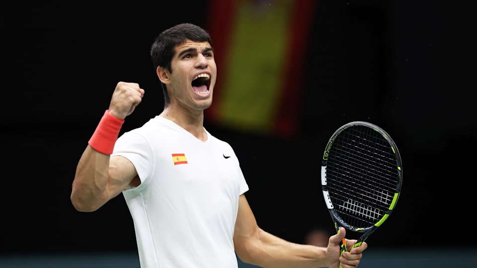 Carlos Alcaraz celebra en un partido en el que representa a España