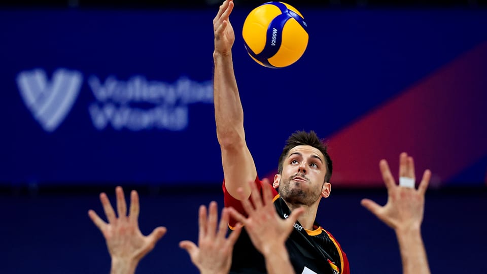 Moritz Reichert und seine Teamkollegen der deutschen DVV-Auswahl zeigen gegen Favorit Brasilien ein gutes Spiel