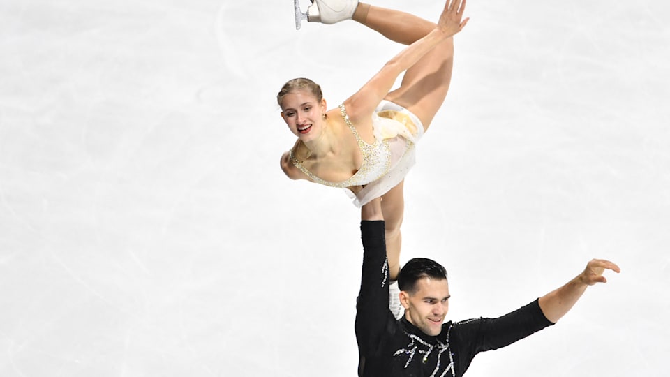 Minerva Fabienne Hase und Nikita Volodin performen ihre Kür in Angers 2024