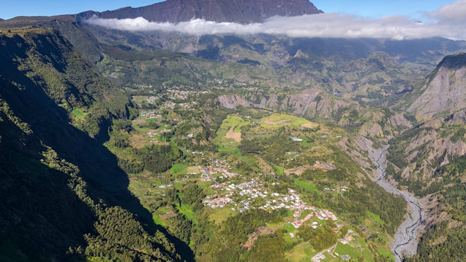 Vue aérienne du Piton des Neiges et du Plateau de la Mare à Poule d’Eau 