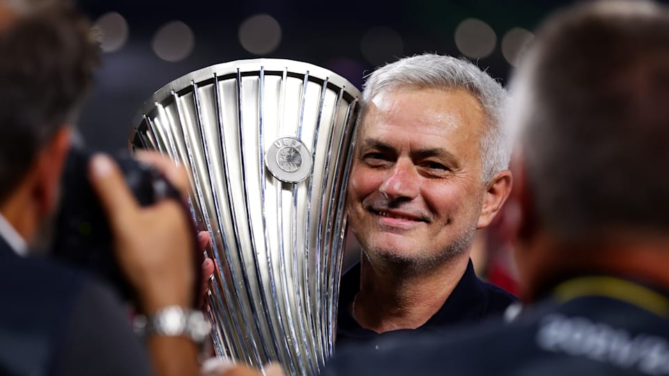 José Mourinho, celebra con el Trofeo de la UEFA Europa Conference League en 2022