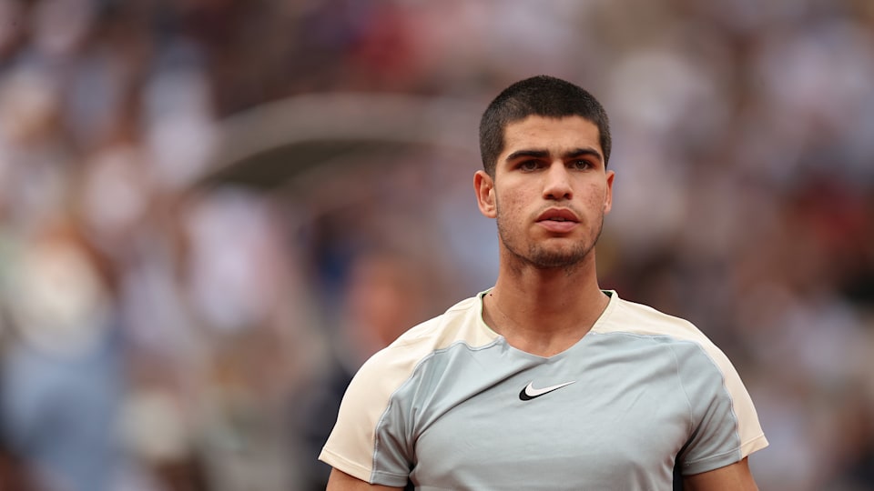 Carlos Alcaraz of Spain reacts against Juan Ignacio Londero of Argentina during the Men's Singles First Round match on Day 1 of The 2022 French Open