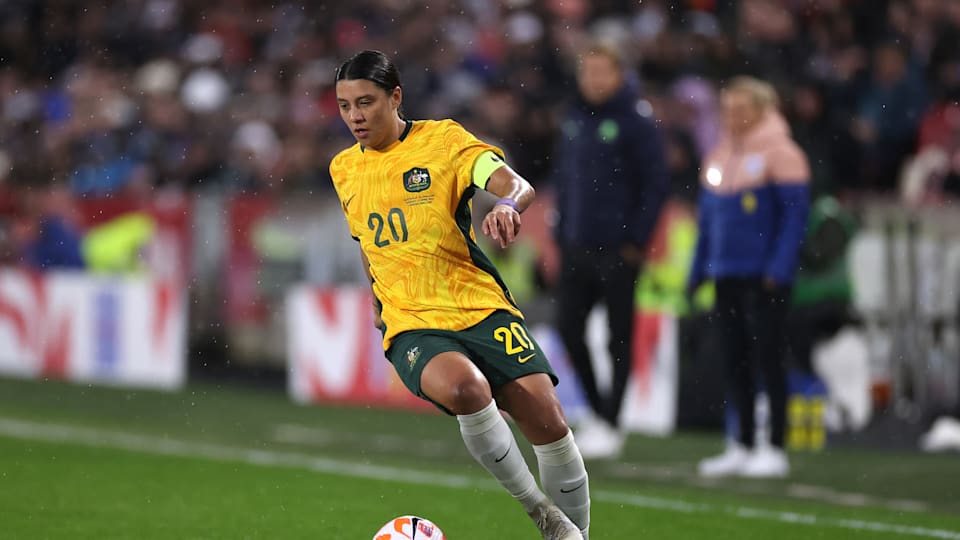 Sam Kerr, de Australia, controla el balón durante el partido amistoso internacional femenino entre Inglaterra y Australia. (Fotografía de Ryan Pierse/Getty Images)