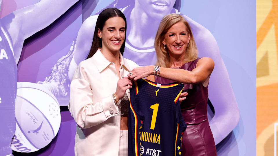 Caitlin Clark posa con la Comisionada de la WNBA Cathy Engelbert tras ser seleccionada en primer lugar por Indiana Fever, Draft 2024 WNBA