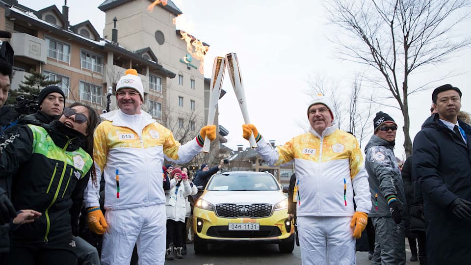 Le président Thomas Bach transmet la flamme olympique au président de l'assemblée générale des Nations Unies