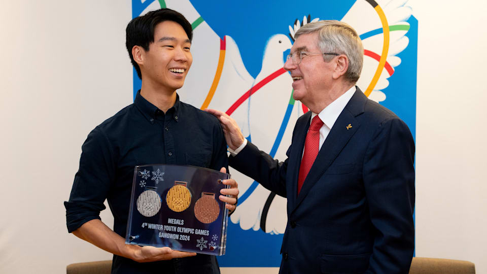 IOC President Thomas Bach and the winner of the Medal Design Competiton  for the Winter Youth Olympic Games Gangwon 2024, Brazilian artist Dante Akira Uwai.