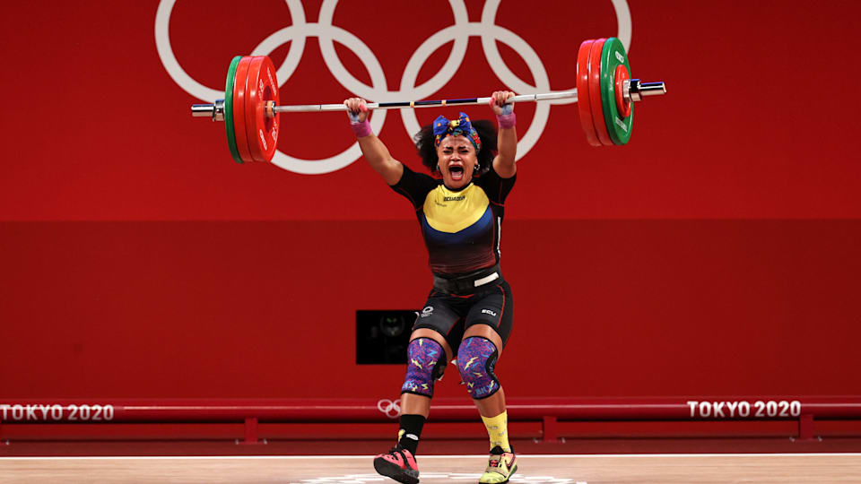 Neisi Dajomes celebra al ganar medalla de oro en Tokio 2020