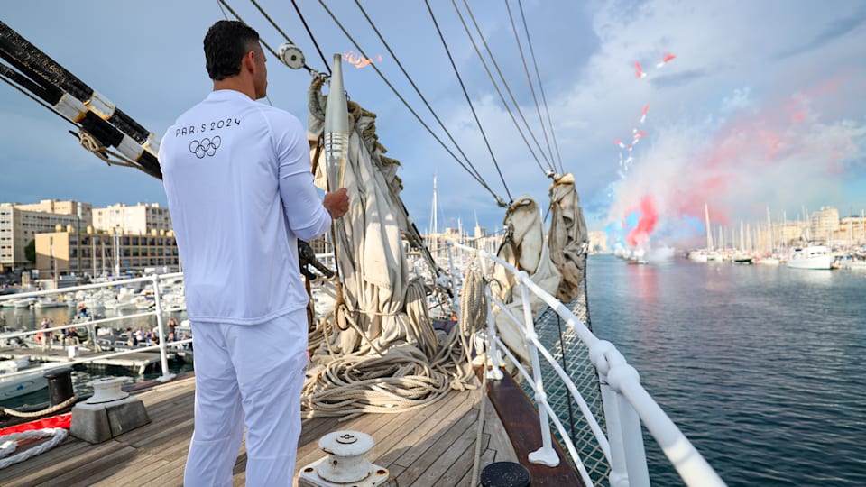 Florent Manaudou, la flamme olympique et le Belem entrent dans le Vieux Port de Marseille
