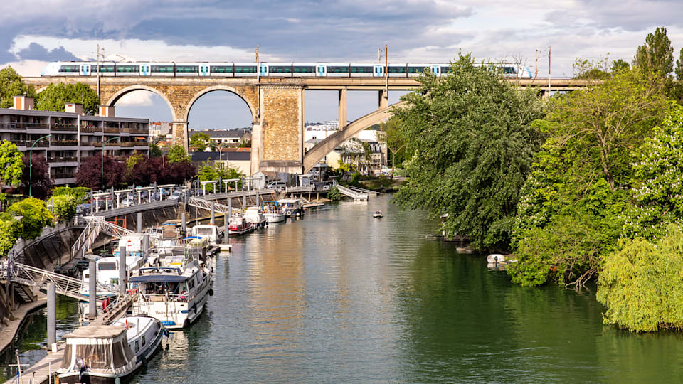 The Nogent-sur-Marne viaduct saddling the Marne