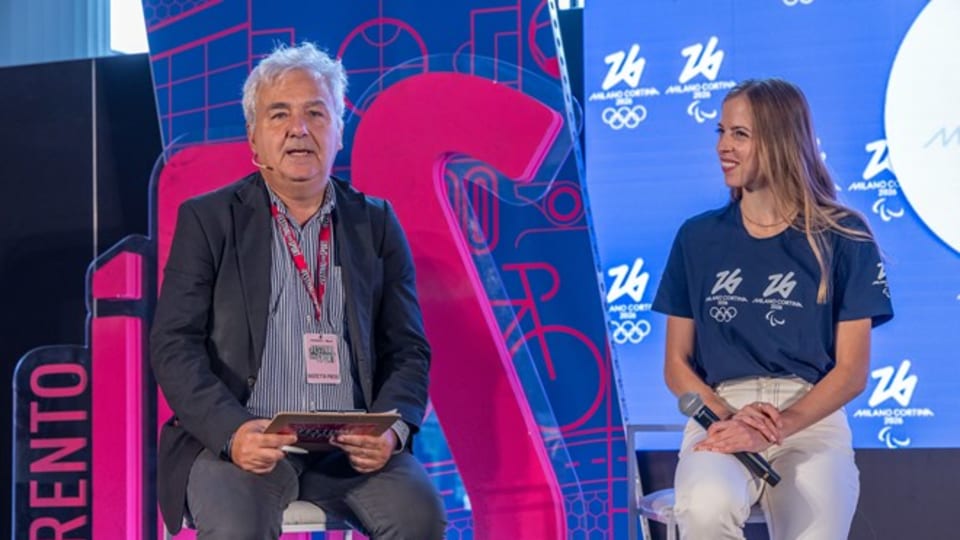 Foto di Carolina Kostner seduta a fianco al presentatore del Festival dello Sport