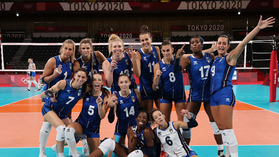 Paola Egonu al centro della squadra di pallavolo italiana dopo la vittoria all'esordio Olimpico