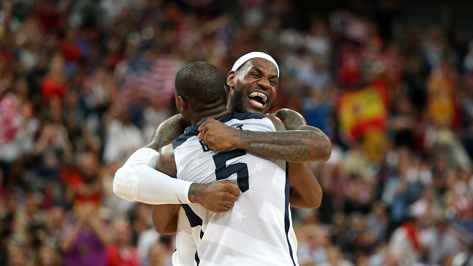 LeBron James y Kevin Durant se abrazan, con la camiseta de Estados Unidos