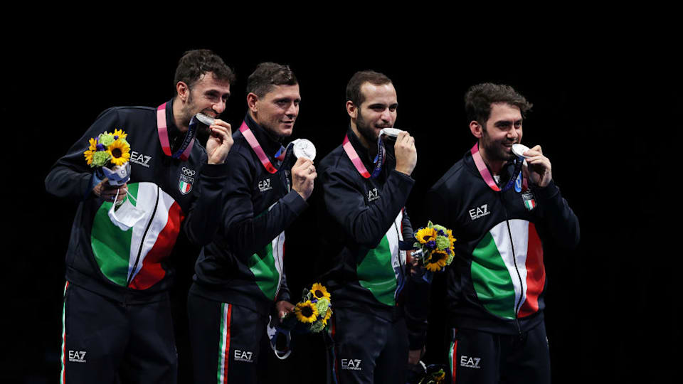 Le medaglie d'argento Luca Curatoli, Luigi Samele, Enrico Berre' e Aldo Montano del Team Italy posano con le loro medaglie d'argento durante la cerimonia di vittoria della squadra maschile di sciabola