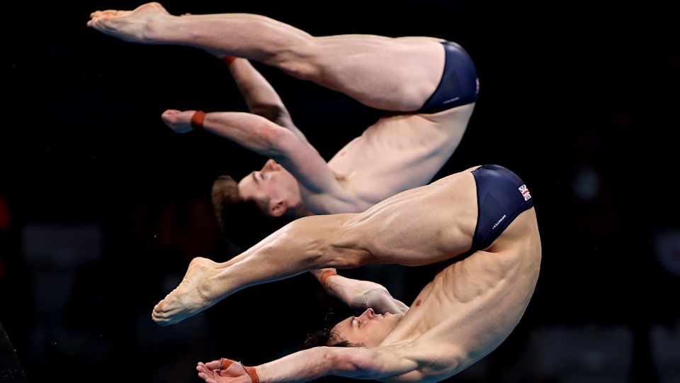 Tom Daley y Matty Lee de Gran Bretaña durante los clavados en Tokio 2020