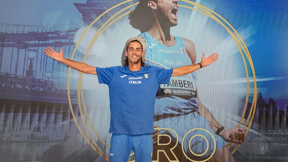 Gianmarco Tamberi festeggia l'oro mondiale di Budapest 2023 a Casa Italia