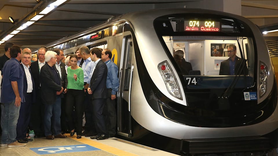 Le président du CIO, Thomas Bach, assiste à l'inauguration de la nouvelle ligne de métro de Rio de Janeiro